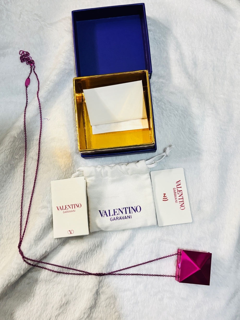 Valentino Garavani Rockstud Metallic Pink Mirror Compact Necklace - Picture 10 of 13